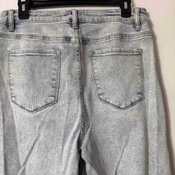 RISEN JEANS High Rise Distressed Knee, Relax Fit Flare Jean (13/31) Light Wash - Picture 5 of 10